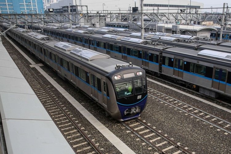 Moda transportasi angkutan umum masal berbasis rel LRT Jakarta dan MRT Jakarta